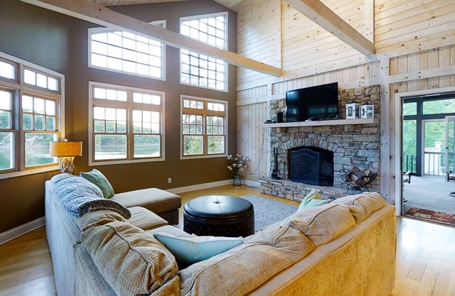 Huge lakefront home & guest house - private dock, two full kitchens & game room