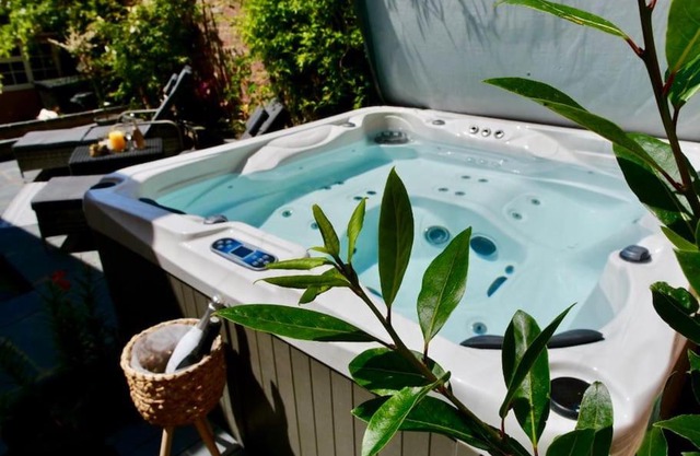 Huge Luxury 8 Bed Manor House Hot Tub Pool Table