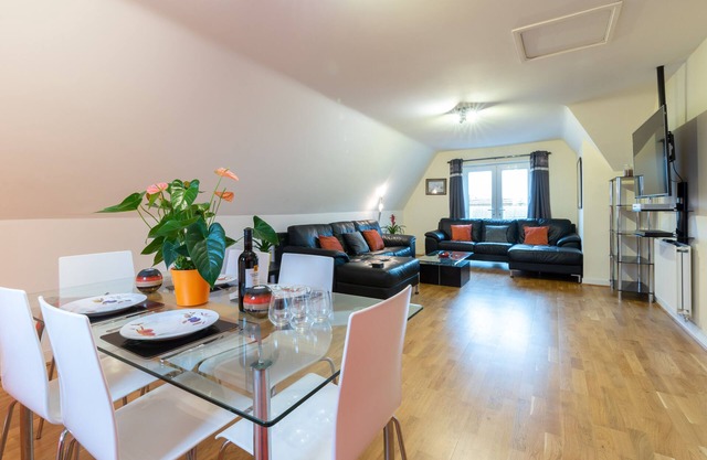 Grand penthouse moderne avec lit king size