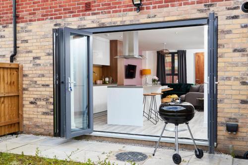 Huge Modern 5BR Home - Perfect For Long Stays!