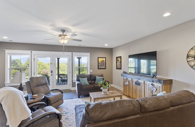 Huge Panoramic Mountain View, KING Bed, Office, Relaxing