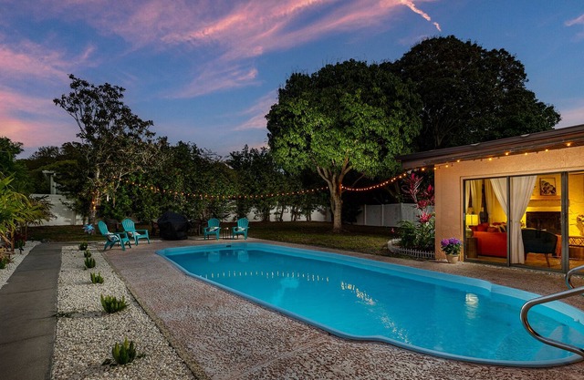 🏝SPACIOUS UPDATED POOL HOME 5 MINUTES TO BEACHES🌴🌴