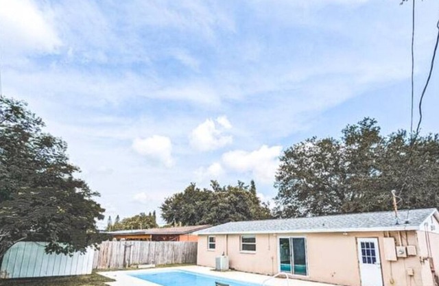 !HUGE POOL HOUSE-NEAR BEACH/PINELLAS TRAIL!