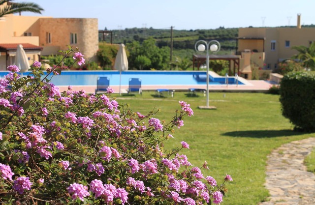 IMMENSE PISCINE dans LUXUEUSE résidence de STYLE Crétois