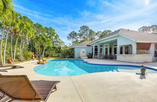 Huge Pool & Yard: Florida Family Home