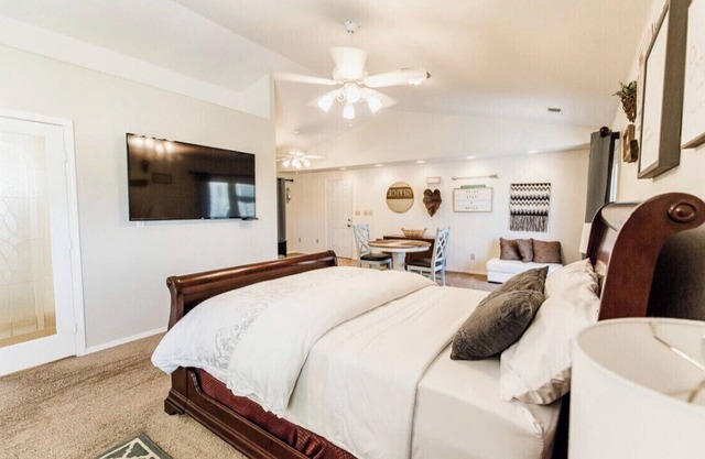 Huge Private Guest suite w/ jet tub in great neighborhood near attractions