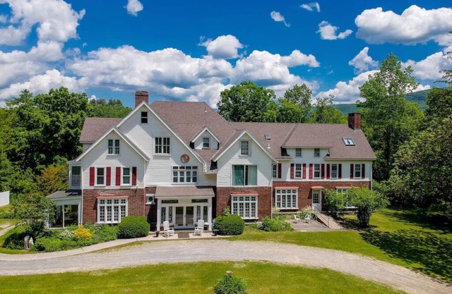 HUGE Private VT Mansion: 15 bedrooms, 12 bath, Sleep 34! Yoga retreats, corporate offsites, DIY weddings, family reunions, Dogs welcome