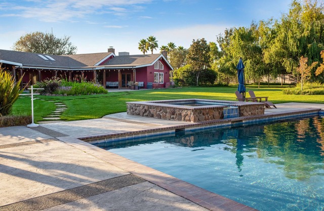 Spectacular Vineyard Estate with Towering Palm Trees and Picturesque Vines