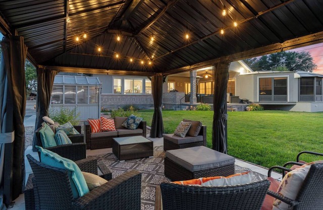 HUGE reunion ctr 30+, 14 BR, 8.5 bath, pets