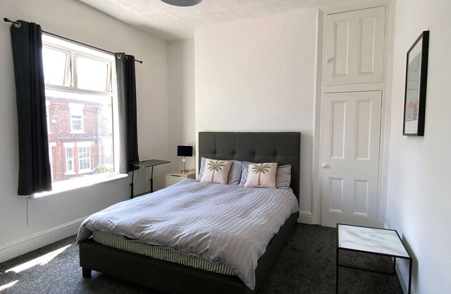 Huge room for short stay in Salford, PLAB Samson