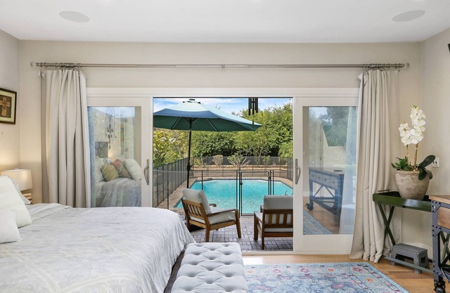 Huge Secluded Cowan Heights Home, Pool, Entertainers Delight (4 beds/5 baths)