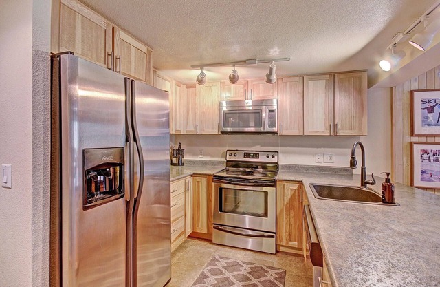 Huge Ski In/Ski Out Condo. CM116
