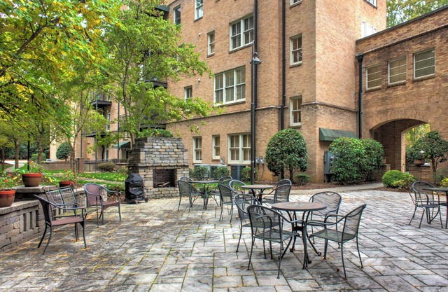 Huge spacious, Heart of Biltmore Village 2 mins to Biltmore 5 mins to downtown