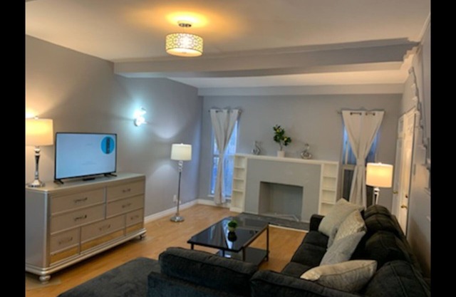 Huge studio on Pico and Robertson with full kitchen and parking