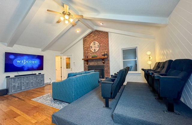 HUGE Theater Room~ Private Farm Stay- Sleeps 10