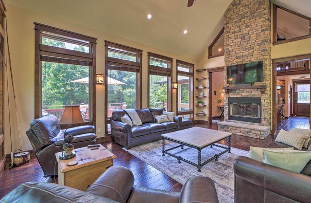 NEW! Huge Vian Family Retreat: Hot Tub + Game Room