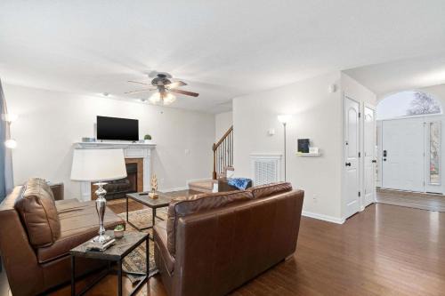 Huge Yard&Deck Mins to Airport - Beds on Brewster