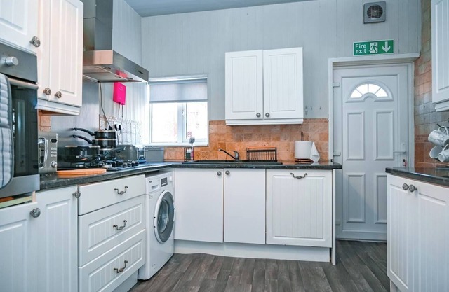 Humble Home NE - 3 bedrooms Perfect for short & long term stays and contractors