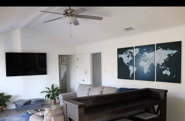 Humble House 3 bedroom 2 bath w/outdoor lounge