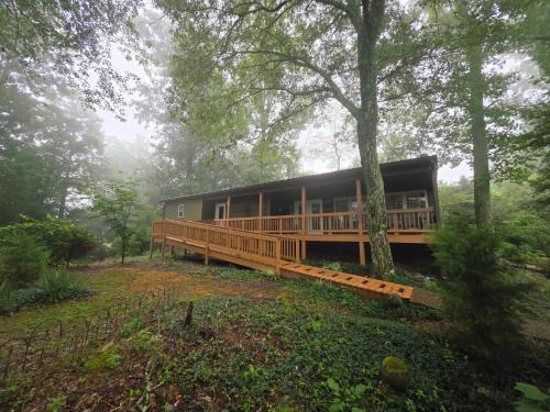 Hummingbird Cabin with a private hot tub