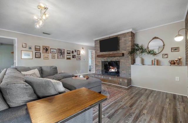 HUMMINGBIRD HAUS \ 6 Bedrooms \ Mid-Century \ 2-Unit Home \ 2 Kitchens