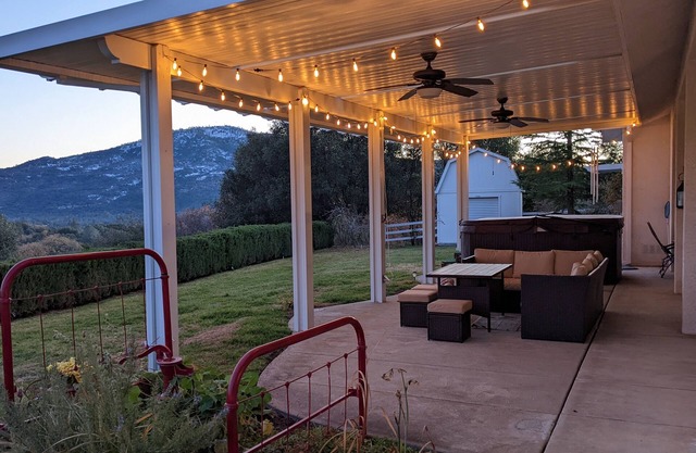 Hummingbird Haven, serene 4bdrm house with hot tub