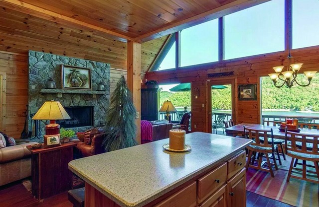 Hummingbird Lake House - Spacious Family Cabin on Lake Nantahala