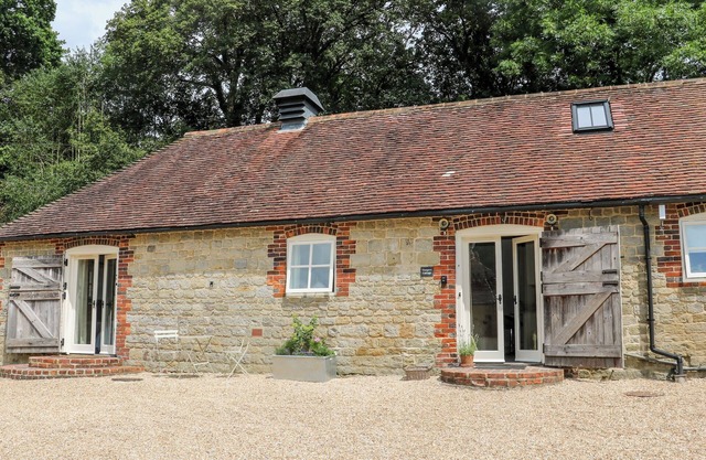 HUNGERS COTTAGE, pet friendly, character holiday cottage in Petworth