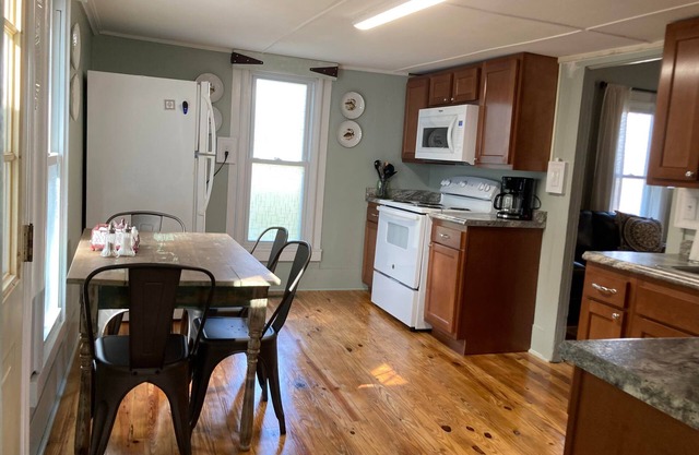 Hunters & Fishermen Welcome! Cozy Country Cottage w/ Fireplace near Lake Barkley