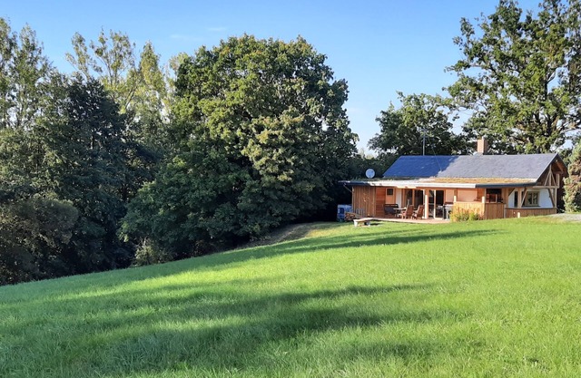 Pavillon de chasse dans le vert