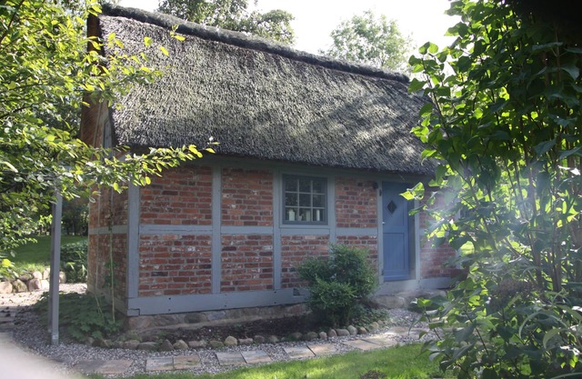 Pavillon de chasse sous le chaume dans une ferme équestre idyllique