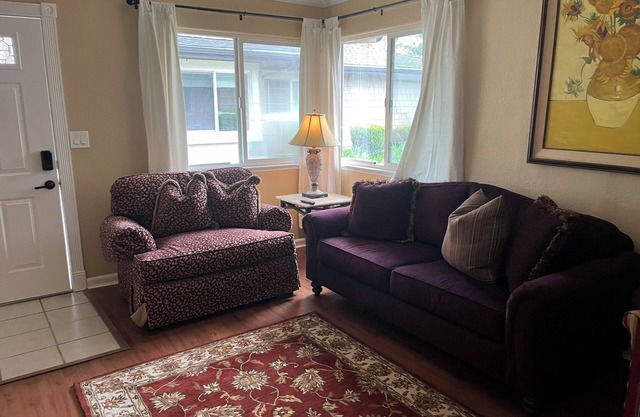 Huntington beach condo centrally located 15 minutes from beach, 5 min to freeway