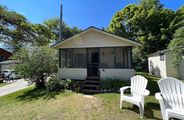 Cabine confortable de deux chambres au complexe Les Cheneaux Landing