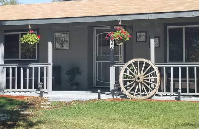 Huron Ranch House / Yosemite / Bass Lake / BBQ https: // www. airbnb. com / s / guides?