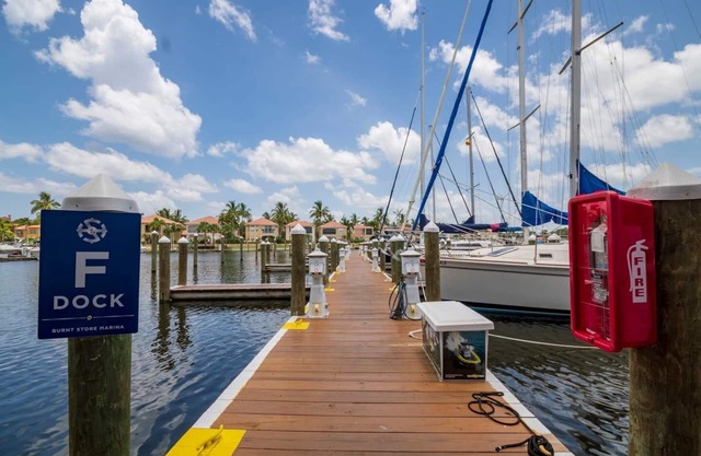 Condo Marina Towers au rez-de-chaussée à côté des quais