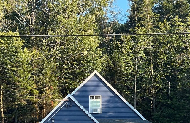 Chalet confortable et paisible au bord du lac venez profiter de magnifiques couchers de soleil et de la pêche
