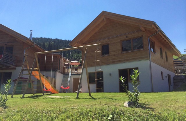 'Hüttenzauber' directement sur la piste de ski avec sauna privé et espace détente.