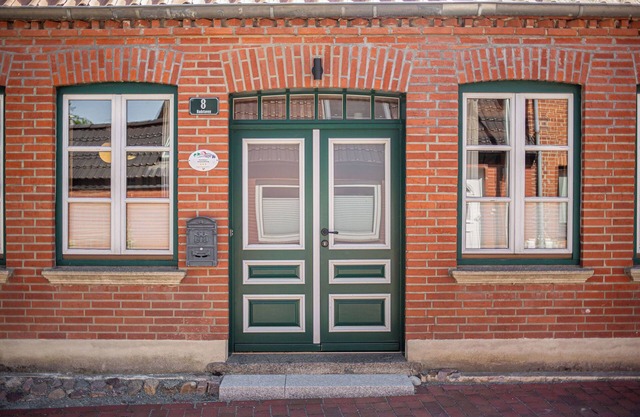 HUUS BADSTAVEN - Holiday Apartment Muschel in Burg's Most Beautiful Alley