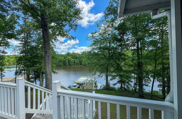 Hyco Hills Hideaway- private location, close to VIR, fast wi-fi, HOT TUB