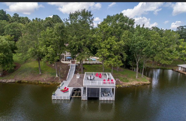 Resort like - lac Accueil - vue énorme sur l'eau, piscine et grand hangar à bateaux.