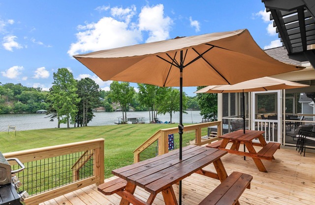 Hyco Paradise / Hot tub / Lake-front / Fire-pit / Game-room / Incredible VIews