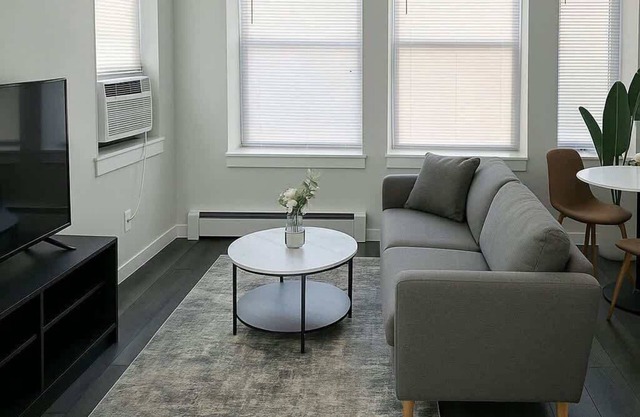 Hyde Park 1BR w/Charm