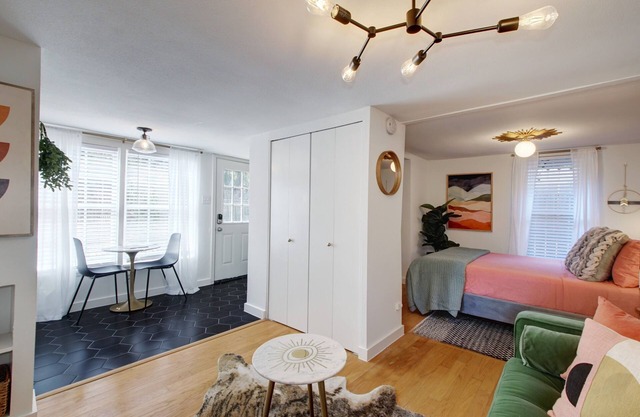 Cozy Guesthouse: Private Entrance w/Parking in Hyde Park