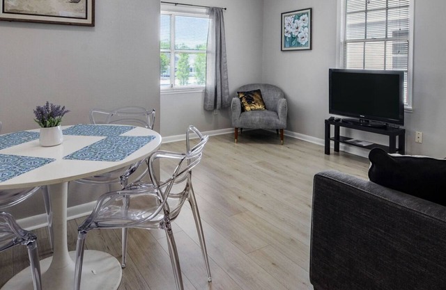 Hyde Park, King Bed w/Office by Bayshore, TGH, UT