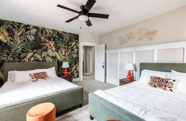 Hyde Park Lodge - Sleeps 18! Amazing home, centrally located, don't lose out!!