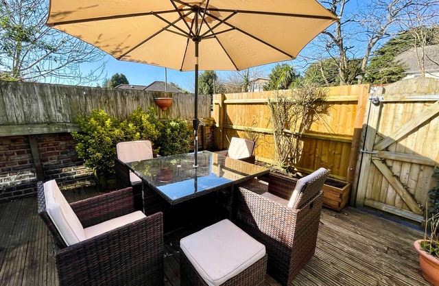 Hydeaway Holiday Home - 3 bed house with parking, sleeps up to 7