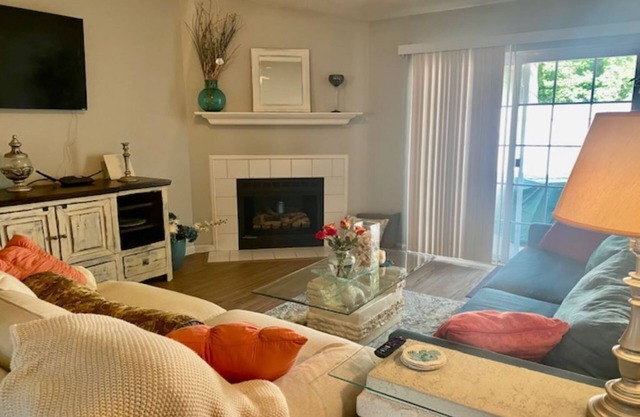 Hygge Charleston Townhome Near Folly Beach & Downtown w Paved Walking Trail!