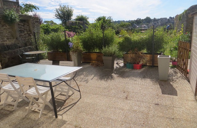 Hyper centre, plain-pied avec grande terrasse au calme sur les remparts.