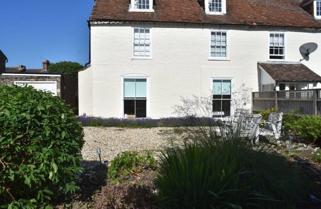 Appartement au rez-de-chaussée dans le quartier historique de Hythe, à proximité du centre-ville, de la plage et de l'Eurotunnel