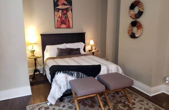 I'd Stay Here! Travel Nurses, Free Off-Street Parking, Washer/Dryer in unit!